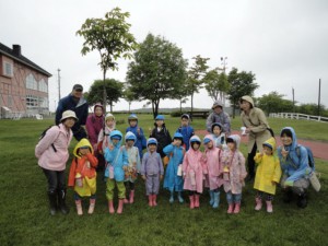 画像：雨の中「くずまき高原牧場に到着です