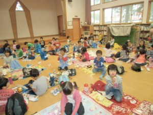 画像：お昼ご飯は幼稚園ホールで食べました