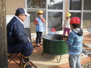 画像：何が始まったのかな？火の番は高橋さん