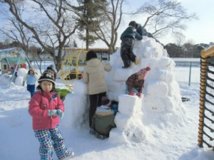 画像：戸外で元気に雪遊び