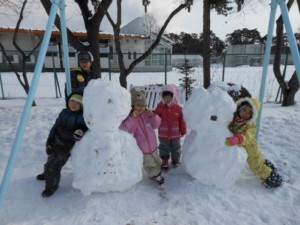 画像：戸外で元気に雪遊び