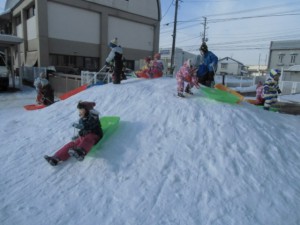 画像：戸外で元気に雪遊び