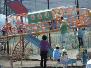 画像：飛行機のすべり台は大人気です