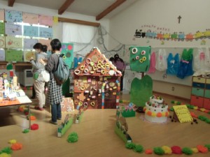 画像：子ども達の共同作品「お菓子の家」