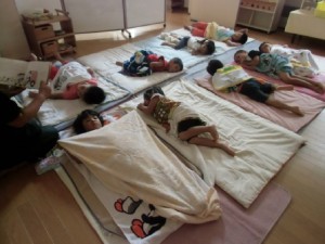 画像：お昼寝は涼しいお部屋で「おやすみなさい！」