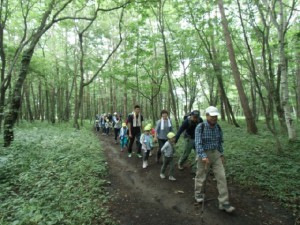 画像：今日の引率は、お山の先生“山田さん”